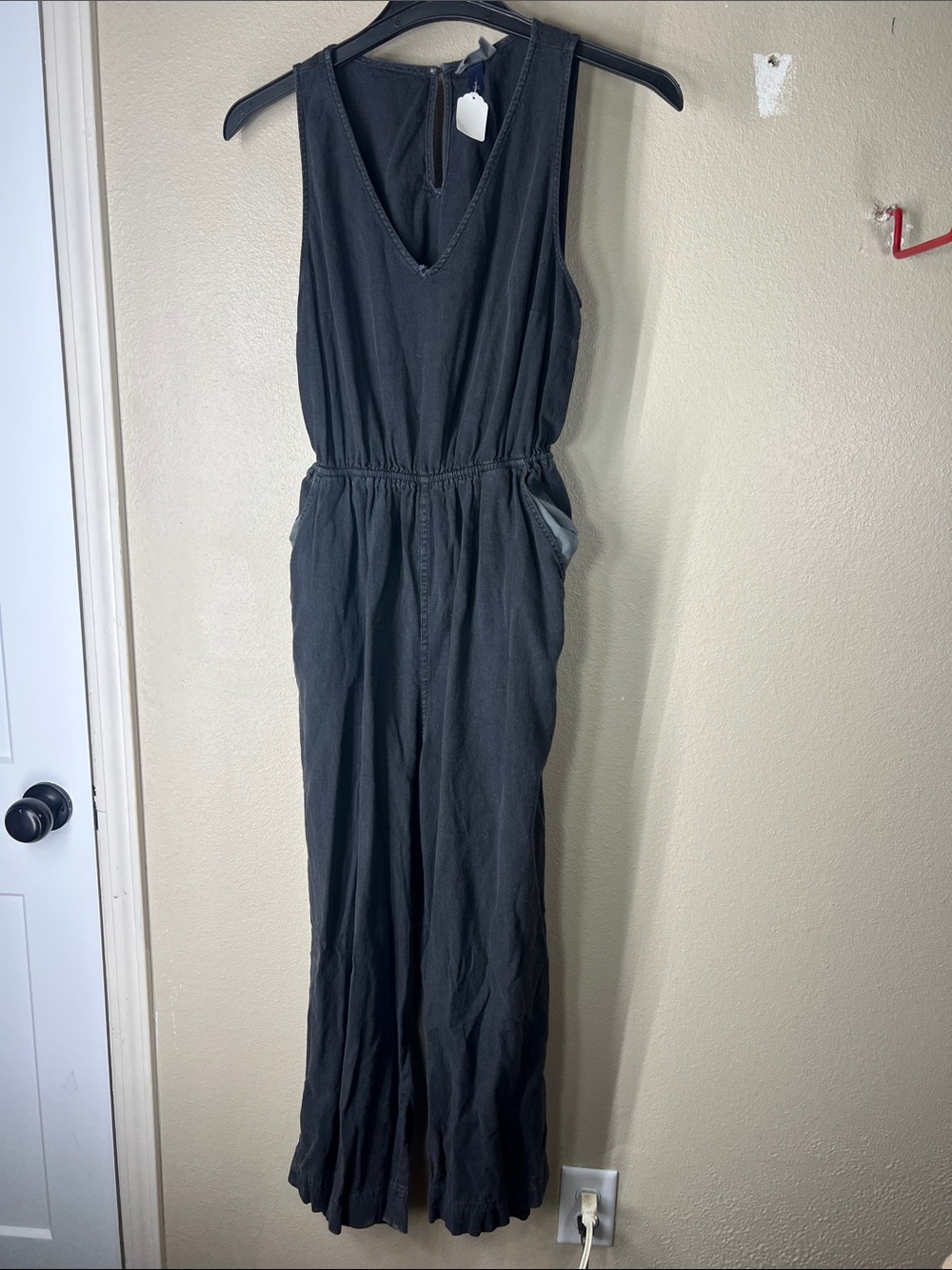 Universal Thread Black Sleeveless V-Neck Elastic-Waist Jumpsuit